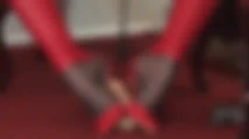 Tu connais ta place - ton amour intense et ta dévotion aux pieds de maîtresse vivian sont indéniables. C'est là que tu appartiens.