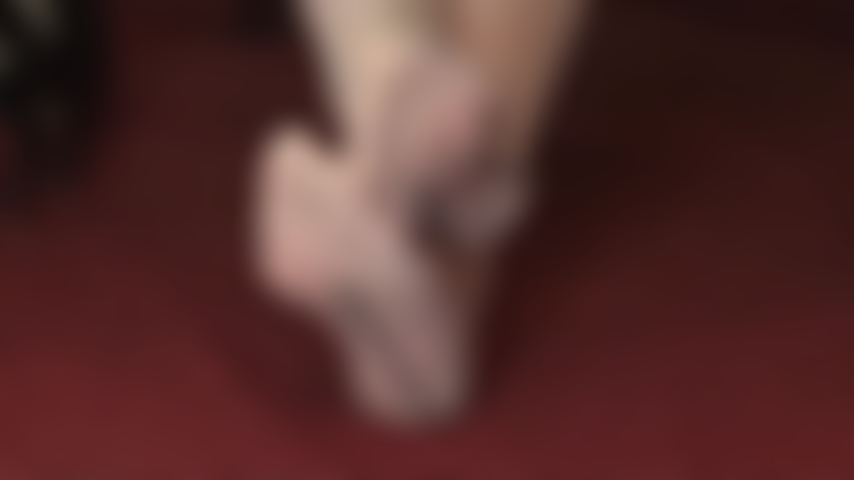 Des bas à coutures aux orteils, si transparents - les bas ivoire magnifiquement cousus sont un délice visuel pour chaque footboy.