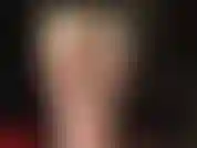 J'adore mon énorme gode blanc et mon cul nu.