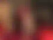 Maîtresse balance des mules en cuir, montre ses pieds sexy en collants brillants et taquine lentement une bite dans sa main.