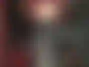 Une combinaison moulante et brillante avec de hautes bottes en cuir, un corset et de longs gants... Si belle à adorer.