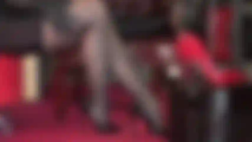 J'adore les jambes et les talons hauts. Mes jambes croisées et rallongées en collants et mes chaussures sexy vous mettent à genoux. Ma maîtresse porte des escarpins noirs brillants classiques, suivis de plateformes à lanières sexy.