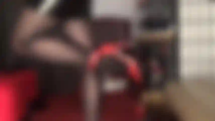 Profitez de cette séance de jambes en collants noirs brillants à l'huile et escarpins à brides de cheville en cuir rouge.