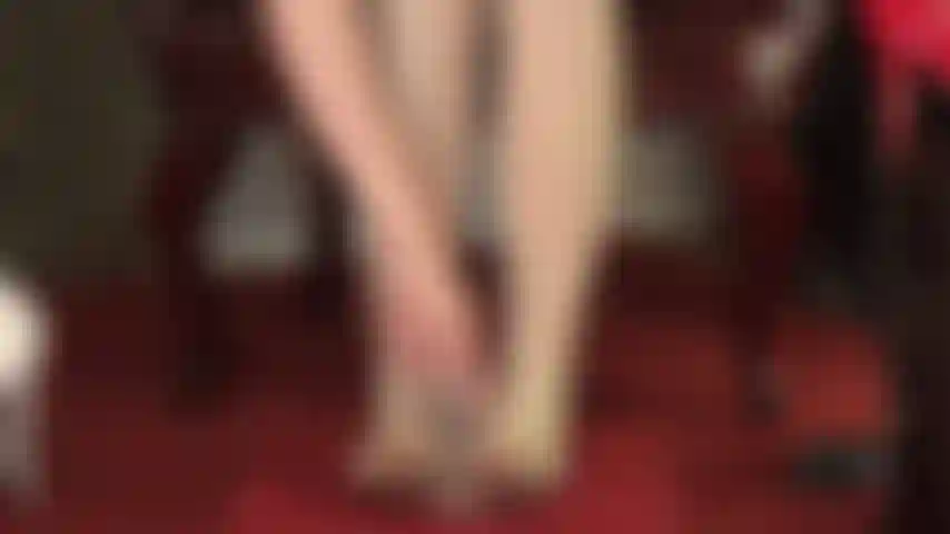 Un footjob en nylon trempé de crachats avec des vues de devant et de derrière en couches de collants et de bas blancs.