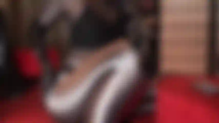 Une perfection brillante en collants spandex marron, string en pvc et gants en pvc - le culte du cul dans cette combinaison de collants et culottes fétichistes chauds est incroyable, mais dès que la maîtresse essaie différentes mini-jupes brillantes dans des couleurs assorties, votre bite devient vraiment excitée.