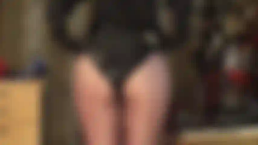 Maîtresse taquine avec son célèbre cul rond dans un short brillant et des collants marron brillants.