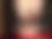 Maîtresse met ses délicieux pieds nus juste devant ton visage. Suce mes délicieux orteils, adore mes hautes arches et mes douces semelles ridées.