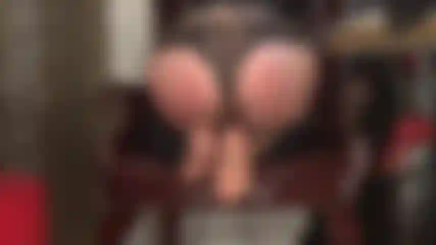 J'adore le cul et les pieds de ma maîtresse en culotte en dentelle et en collants transparents super brillants.