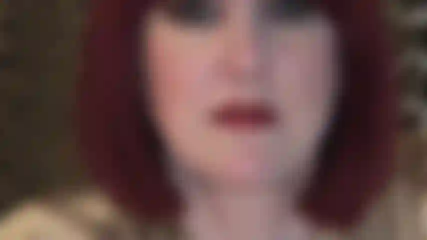 Le rouge à lèvres rouge est une séduction – un rouge à lèvres rouge sexy est quelque chose auquel vous ne pouvez tout simplement pas résister. Regardez maîtresse vivian vous taquiner en léchant ses lèvres pulpeuses.