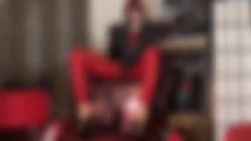 Des bites noires massives pour vos trous du cul gourmands. Ma maîtresse balance ses grosses bites noires pour viser vos trous serrés mais affamés, même si son talon de 20 cm semble tout aussi agréable à baiser.