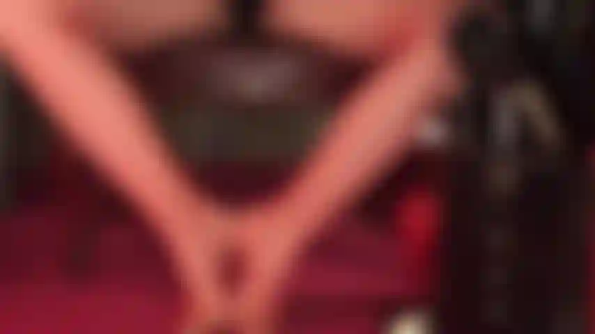 Des pieds sexy dans des collants résille rouges vous excitent ? Alors celui-ci est pour vous ! Une vue sur mes jambes, mes mollets et mes pieds sexy.