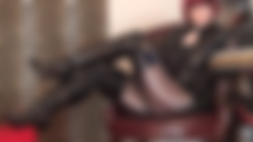 Une déesse fétichiste super chaude en pvc noir brillant, de longues bottes au-dessus des genoux et des collants en spandex marron métallisé brillant.