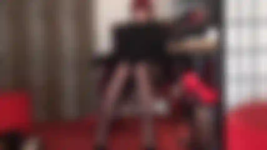 Entre des cuisses de collants transparents - attirée par ses incroyables longues jambes en nylon, la maîtresse vous a piégé entre ses cuisses, enivré par son parfum, vous êtes faible et docile.