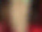 Tout brille ! Mini-jupe en latex vert menthe, plusieurs couches de collants extra brillants, talons sexy et gants médicaux pour traire ta bite d'esclave.