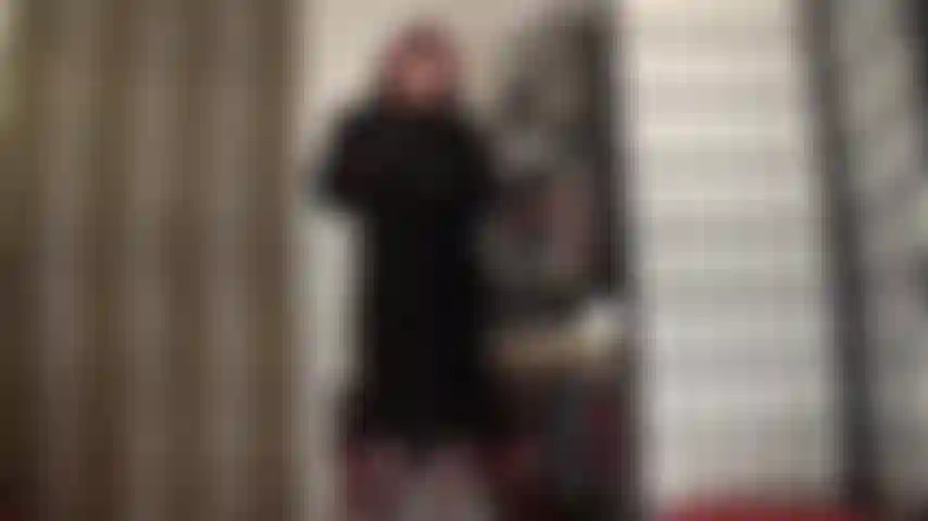 Une luxueuse fourrure noire - le satin soyeux est associé à un magnifique manteau de fourrure noire douce pour une touche très féminine.