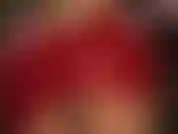 Jupe en latex si courte qu'elle devrait être illégale :-) adorez mon cul brillant dans cette mini rouge chaude avec des collants sexy en dessous, associés à des gants médicaux.