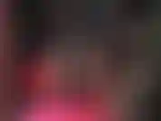 Une vue séduisante sur les jambes en collants de la maîtresse dans une jupe crayon en cuir avec fente dans le dos.