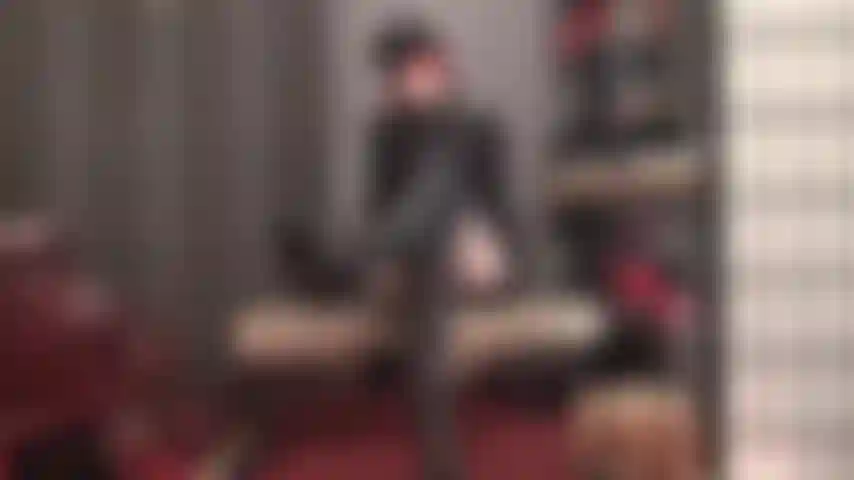 Esclave de mes bottes de cuir - mon esclave de bottes. Viens. Rampe un peu plus près. Plus près encore. Si près, que tu peux sentir le cuir chaud des cuissardes de sa maîtresse.