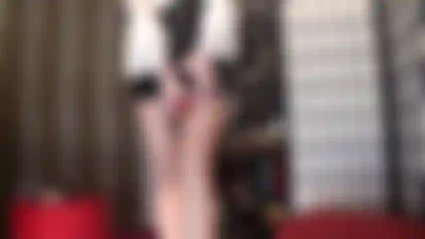 Domination strapon avec une grosse bite rouge - vêtue d'un bustier en dentelle sexy et d'un mini pvc, maîtresse vivian vous séduit pour essayer son strapon rouge charnu.