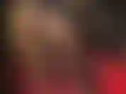 Une taquine sexy des jambes et un fétichisme des pieds en collants noirs transparents avec des bas en dentelle nude brillants superposés sur le dessus, si brillants, associés à des talons noirs brillants assortis.