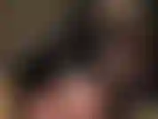 Une déesse du latex qui taquine avec son cul rond parfait, faisant briller une jupe en caoutchouc noire moulante et sexy. Mmm mmmm bien !