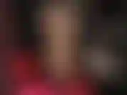 Des bas en dentelle nude extra brillants et des jarretières superposés sur des collants.