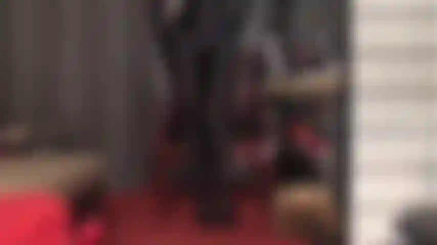 Ta bite est le jouet de ta maîtresse. Cette combinaison en spandex avec fermeture éclair au décolleté t'excite vraiment. Ta maîtresse s'amuse avec ton érection. Elle va la caresser, la fesser...