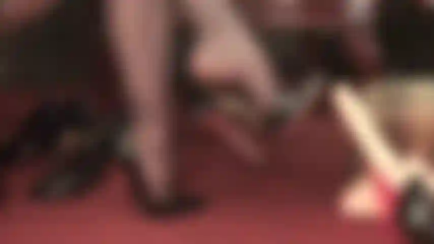 Je joue avec mes chaussures et je me balance avec des escarpins noirs à talons aiguilles.