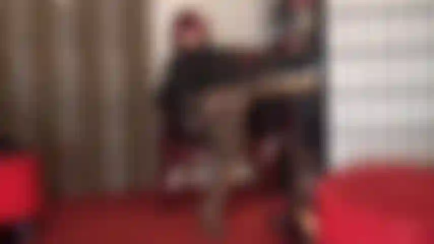 Les bas et les jarretières vous rendent fou - maîtresse vivian a des jambes qui vous rendent faible, surtout lorsqu'elles sont enveloppées dans des bas de nylon brillants.