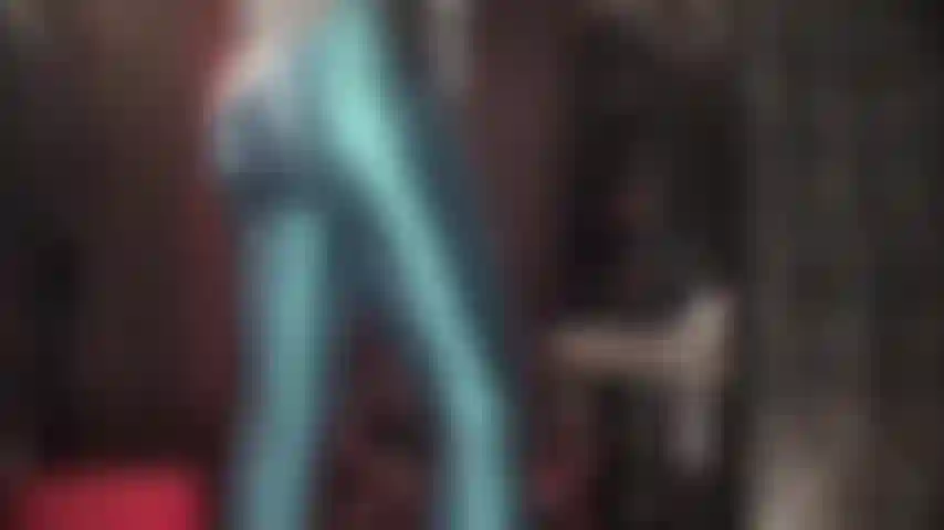 De fantastiques collants en spandex leohex bleu paon - la maîtresse vous rend absolument fou avec ses courbes parfaites dans ces collants en lycra métallique brillant super chauds.