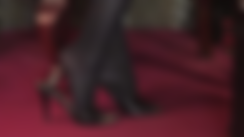 Taquinant l'amateur de pieds avec des collants noirs opaques et des mules/claquettes en cuir chaud.