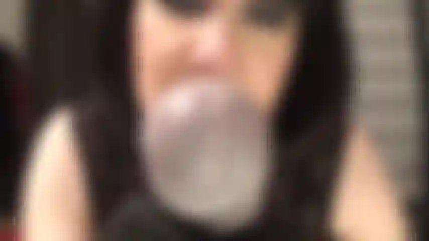 Je nourris une bite en pov. Ma maîtresse a besoin que tu goûtes cette bite pendant qu'elle la traite directement dans ta bouche. C'est encore plus délicieux couvert de sa salive.