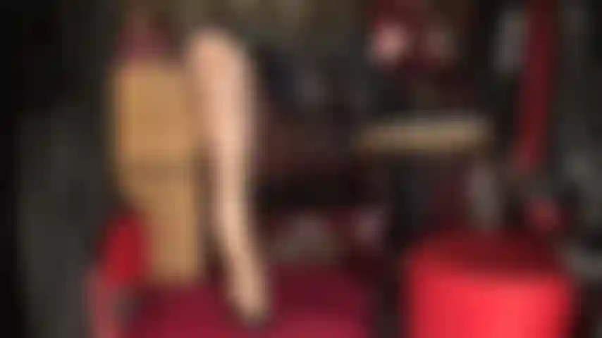 Vous adorez les collants ultra-brillants et les pieds chaussés de talons ouverts sexy. Laissez-vous tenter par cette merveilleuse lenteur.