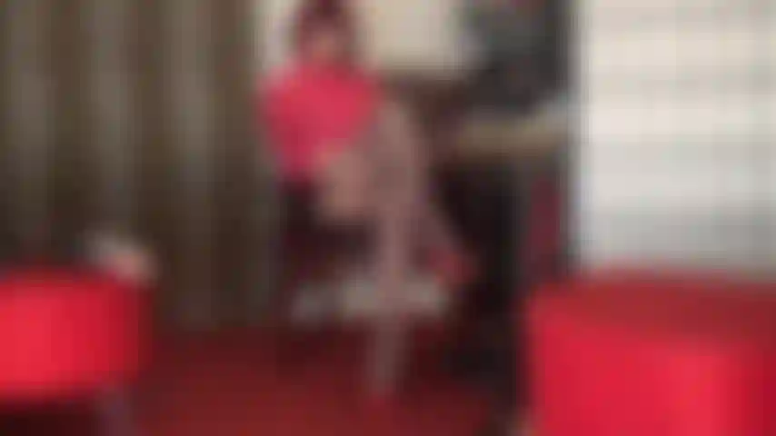 Maîtresse a votre bite d'esclave recouverte de bas coincée dans l'espace entre ses cuisses croisées en collants.