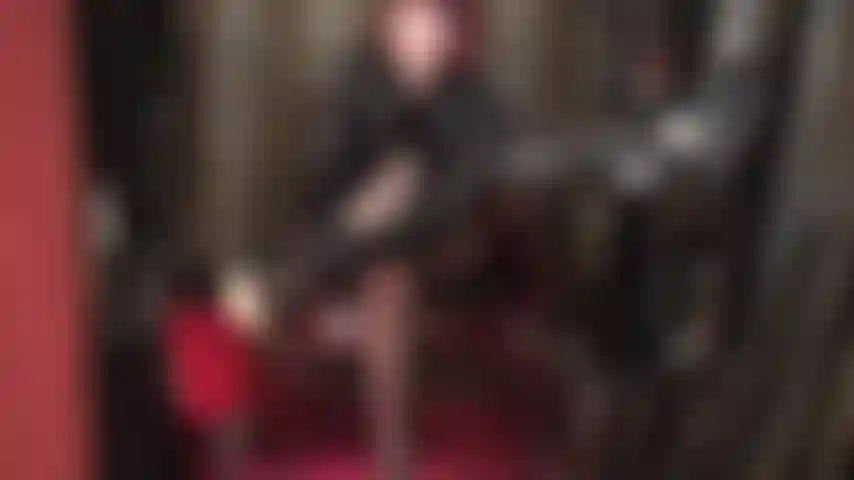 Laissez-vous tenter par une lente et sensuelle taquinerie avec des talons hauts hypnotisants à mouvement lent, des collants noirs et des gants en pvc brillants.