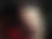 Maîtresse vivian apprécie l'aspect et la sensation du cuir.