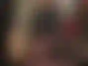 Ta déesse en nylon taquine avec ses jambes, ses fesses et ses pieds en collants noirs soyeux et transparents, vêtue d'un body en pvc brillant.