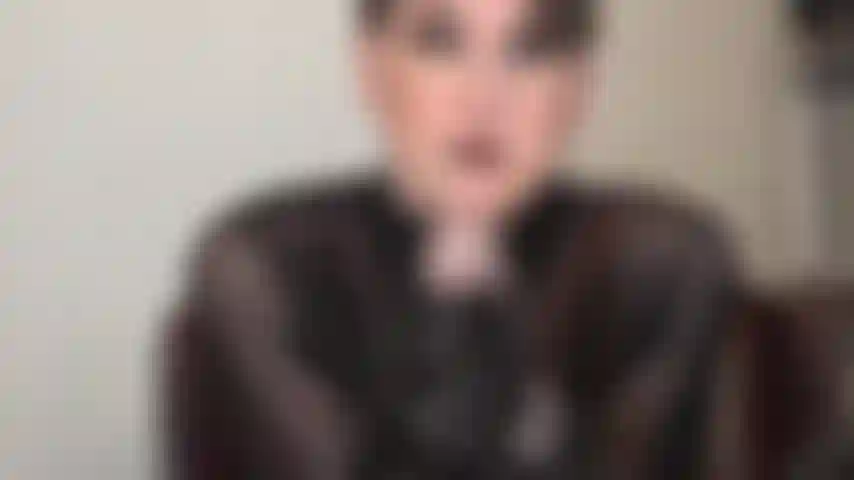 Maîtresse te fait sucer ta toute première bite. Il n'y a aucune raison d'avoir peur de cette grosse bite. Maîtresse la rend encore plus savoureuse et glissante avec sa délicieuse salive. Vas-tu la sucer maintenant ?!