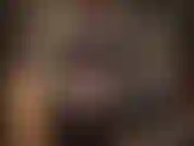 Une allumeuse en latex incroyablement sexy (courte). - Des bottes hautes brillantes, un cul en collant chaud, un body en latex moulant et des gants aux épaules.