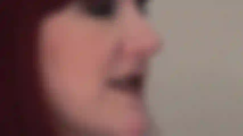 Ma langue et mes lèvres de rouge à lèvres foncé te rendent faible.