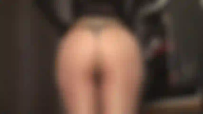 Adore le cul rond parfait de la maîtresse vivian en collants transparents et nus.