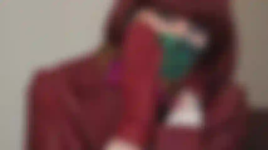 Fétichiste du foulard en soie. Un foulard en soie douce peut être très efficace comme masque ou bâillon. Ma maîtresse est vêtue de cuir rouge et porte un foulard en soie coloré pour couvrir sa bouche.