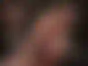 Pieds nus huilés, adoration. Maîtresse pose ses pieds nus sur la table, vous taquinant avec ses semelles ridées et ses voûtes plantaires hautes.