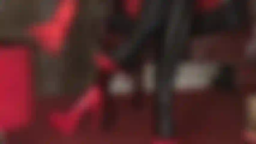 Fétichisme des pieds en latex sur bbc. Maîtresse vivian enroule ses pieds en bas de latex autour d'une grosse bite noire.