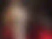 Des collants blancs et du latex blanc – combien de couches de nylon peux-tu supporter ? Des collants plus brillants les uns que les autres, suivis d'une mini-jupe sexy en latex blanc, de gants et de talons hauts assortis.