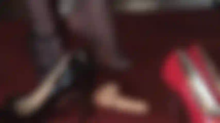 Piétinant, fétichiste des pieds, talons hauts - marchant sur ta bite dans de jolis collants en dentelle et des talons aiguilles pointus.