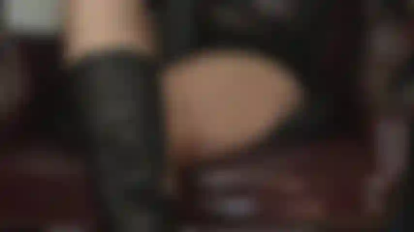 Faible pour les cuisses de collants de la maîtresse. Ton cœur bat quand elles s'ouvrent, ta bite palpite quand elles se ferment, voulant la frotter sur toute la peau chaude recouverte de nylon de la maîtresse.