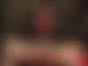 Des gants médicaux sur un strapon - la déesse du cuir lubrifie sa grosse bite avec de la salive et la caresse avec des gants en latex transparent avant de la pousser profondément en vous.