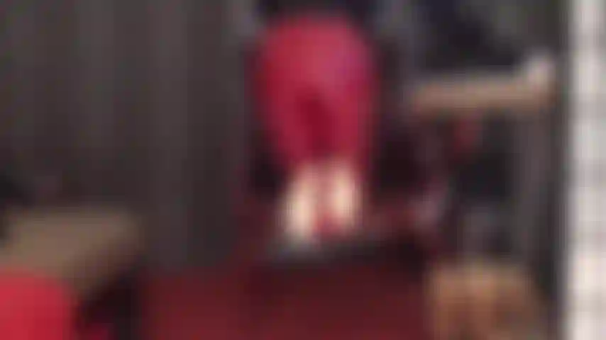 Pieds collants et talons aiguilles taquinent en cuir rouge - maîtresse vivian en pantalon en cuir rouge et escarpins à talons hauts assortis enlève ses chaussures pour que vous puissiez adorer ses belles semelles en nylon doux et ses fesses recouvertes de cuir.