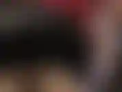 Mini-jupe en latex et couches de collants - jambes en nylon et allumeuse sous la jupe.